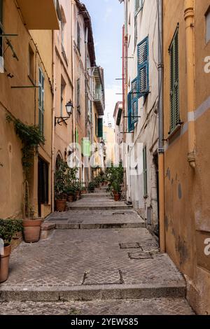 Enge Gasse mit Stufen, die zu Häusern oder Apartments in Villefranche-sur-Mer, Cote d'Azur, Französische Riviera, Frankreich führen Stockfoto