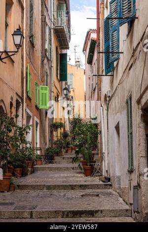 Enge Gasse mit Stufen, die zu Häusern oder Apartments in Villefranche-sur-Mer, Cote d'Azur, Französische Riviera, Frankreich führen Stockfoto