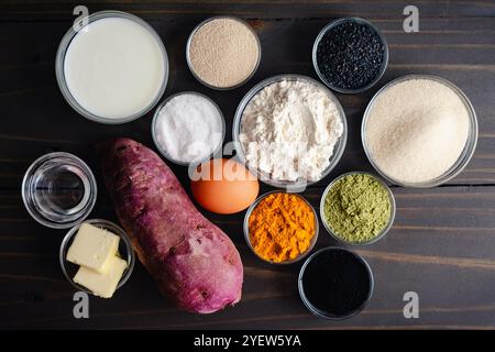 Zutaten für farbenfrohes Brot mit Halloween-Motiv: Brotmehl mit Hefe und natürliche Lebensmittelfarbstoffe wie Matcha, Kurkuma, Holzkohle Stockfoto