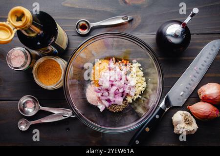 Tom Rim (vietnamesische karamelisierte Garnelen) Marinade Zutaten: Zubereitung von Garnelenmarinadesauce für ein südostasiatisches Meeresfrüchtegericht Stockfoto