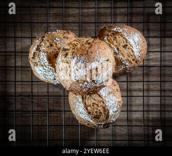 Vlassik Bauernhof Bauernbrot auf einem Grill. Diese hausgemachten rustikalen Rollenkugeln bestehen aus biologischem Vollkornweizenmehl für einen Sauerteig Stockfoto