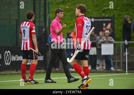 Brüssel, Belgien November 2024. Schiedsrichter Lucien Vanderborght reagiert während eines Eishockeyspiels zwischen Racing und Leopold am Freitag, den 1. November 2024 in Brüssel, am 9. Tag der belgischen Hockeymeisterschaft. BELGA FOTO JOHN THYS Credit: Belga News Agency/Alamy Live News Stockfoto