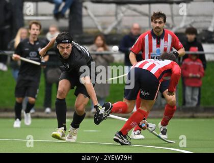 Brüssel, Belgien November 2024. Simon Gougnard und Leopolds Dylan Englebert kämpfen um den Ball während eines Hockeyspiels zwischen Racing und Leopold am Freitag, den 1. November 2024 in Brüssel, am 9. Tag der belgischen Hockeymeisterschaft. BELGA FOTO JOHN THYS Credit: Belga News Agency/Alamy Live News Stockfoto