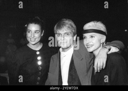 Hape Kerkeling mit Isabell Varell li. Und Isolde Tarrach 03/89 hör Hape Kerkeling mit Isabell Varell li. Und Isolde Tarrach am 25. März 1989 am Rande des deutschen Vorentscheids zum Grand Prix Eurovision de la Chanson im Deutschen Theater in München Deutschland deutsch Deutscher Mann Komiker Sänger Schauspieler Schauspiel Filmmoderator Moderation TV Autor Hans-Peter deutsche Frau Schlagersängerin Sängerin Gesang Schlager Musikerin Musical Moderatorin Schauspiel Theater Film Musik Gesang Frauen Autorin deutscher Gastmoderatorin Schauspieler Schriftstellerin Comedy Schauspielerin weibliche Sängerin Autorin Autorin quer Stockfoto