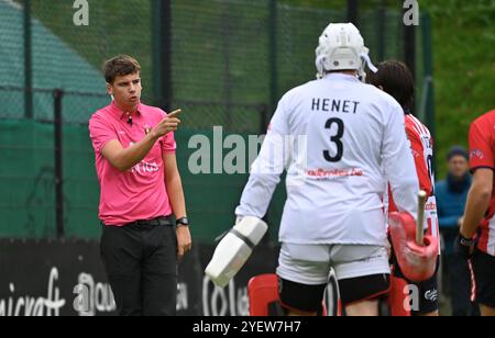 Brüssel, Belgien November 2024. Schiedsrichter Lucien Vanderborght reagiert während eines Eishockeyspiels zwischen Racing und Leopold am Freitag, den 1. November 2024 in Brüssel, am 9. Tag der belgischen Hockeymeisterschaft. BELGA FOTO JOHN THYS Credit: Belga News Agency/Alamy Live News Stockfoto