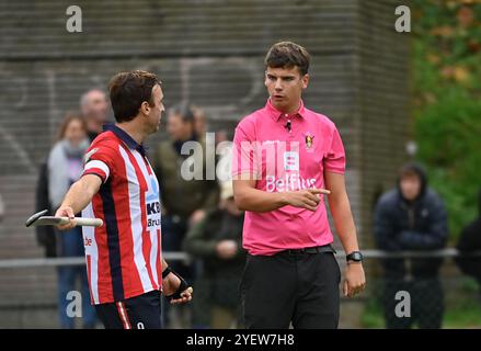 Brüssel, Belgien November 2024. Schiedsrichter Lucien Vanderborght reagiert während eines Eishockeyspiels zwischen Racing und Leopold am Freitag, den 1. November 2024 in Brüssel, am 9. Tag der belgischen Hockeymeisterschaft. BELGA FOTO JOHN THYS Credit: Belga News Agency/Alamy Live News Stockfoto