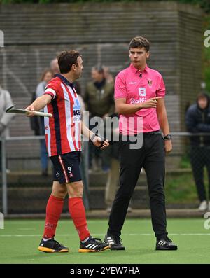 Brüssel, Belgien November 2024. Schiedsrichter Lucien Vanderborght reagiert während eines Eishockeyspiels zwischen Racing und Leopold am Freitag, den 1. November 2024 in Brüssel, am 9. Tag der belgischen Hockeymeisterschaft. BELGA FOTO JOHN THYS Credit: Belga News Agency/Alamy Live News Stockfoto