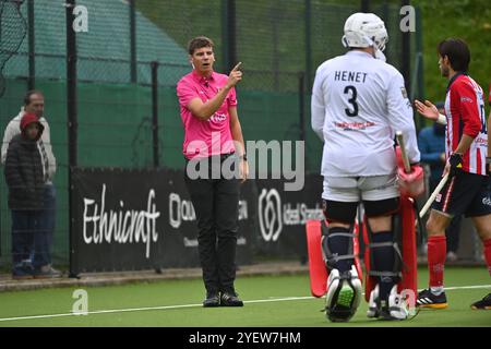 Brüssel, Belgien November 2024. Schiedsrichter Lucien Vanderborght reagiert während eines Eishockeyspiels zwischen Racing und Leopold am Freitag, den 1. November 2024 in Brüssel, am 9. Tag der belgischen Hockeymeisterschaft. BELGA FOTO JOHN THYS Credit: Belga News Agency/Alamy Live News Stockfoto