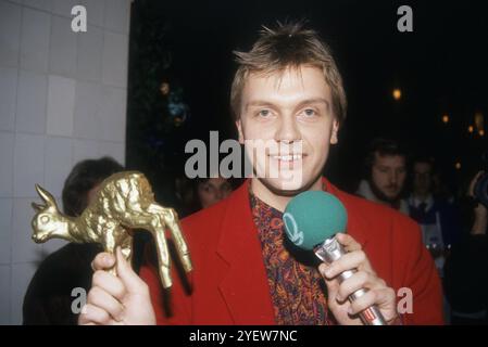 Hape Kerkeling Entertainer 10/90 hör Hape Kerkeling am Rande der Verleihung des Bambi am 27. November 1990 im Opernhaus in Leipzig Medienpreis Fernsehpreis Preisverleihung Burda Gala Deutschland deutsch Deutscher Mann Komiker Sänger Schauspiel Film Moderator Moderation TV Autor Hans-Peter Moderator Schauspieler Schriftsteller Comedy quer Porträt sprechend Bambifigur Figur Preis hält Mikro Radio Bremen *** Hape Kerkeling Entertainer 10 90 hör Hape Kerkeling am Rande der Bambi-Preisverleihung am 27. November 1990 im Leipziger Opernhaus Medienpreis Televisi Stockfoto