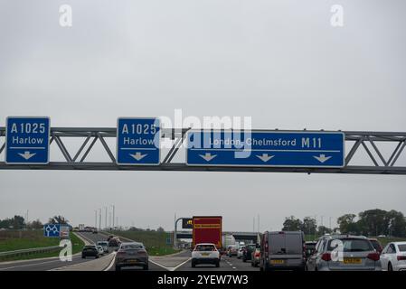 Stau auf der Autobahn M11, verursacht durch einen Autounfall in der Nähe von Harlow, Essex, Großbritannien. Überqueren Sie die Abfahrt zur A1025 Harlow, und fahren Sie auf der M11 in Richtung London, Chelmsford Stockfoto