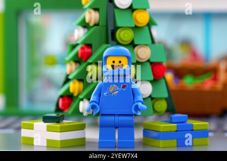 Tambow, Russische Föderation – 17. Oktober 2024 Minifigur des Lego-Astronauten mit Geschenken in der Nähe des Weihnachtsbaums Stockfoto