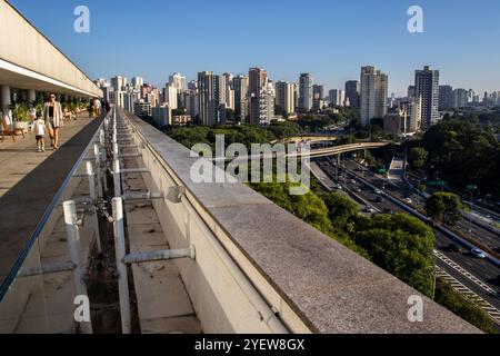 Sao Paulo, SP, Brasilien, 14. Januar 2024. Touristen besuchen das Dach mit Panoramablick auf dem Gebäude des Museums für zeitgenössische Kunst, MA Stockfoto