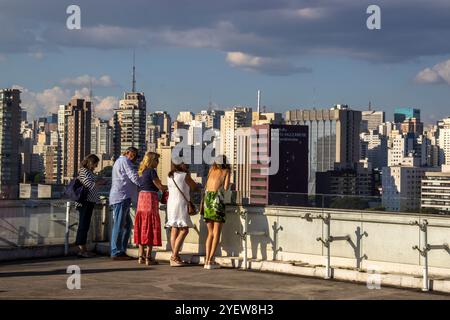 Sao Paulo, SP, Brasilien, 14. Januar 2024. Touristen besuchen das Dach mit Panoramablick auf dem Gebäude des Museums für zeitgenössische Kunst, MA Stockfoto
