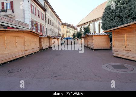 Annecy, Frankreich. November 2024. Illustrationen von Holzchalets/Cottages für den Weihnachtsmarkt am 1. November 2024 in Annecy. Foto: Alexis Jumeau/ABACAPRESS. COM Credit: Abaca Press/Alamy Live News Stockfoto