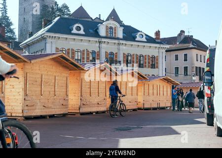 Annecy, Frankreich. November 2024. Illustrationen von Holzchalets/Cottages für den Weihnachtsmarkt am 1. November 2024 in Annecy. Foto: Alexis Jumeau/ABACAPRESS. COM Credit: Abaca Press/Alamy Live News Stockfoto