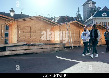 Annecy, Frankreich. November 2024. Illustrationen von Holzchalets/Cottages für den Weihnachtsmarkt am 1. November 2024 in Annecy. Foto: Alexis Jumeau/ABACAPRESS. COM Credit: Abaca Press/Alamy Live News Stockfoto