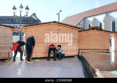 Annecy, Frankreich. November 2024. Illustrationen von Holzchalets/Cottages für den Weihnachtsmarkt am 1. November 2024 in Annecy. Foto: Alexis Jumeau/ABACAPRESS. COM Credit: Abaca Press/Alamy Live News Stockfoto