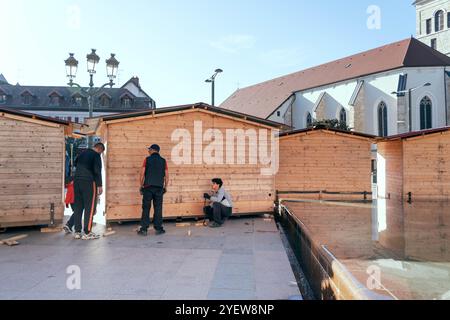 Annecy, Frankreich. November 2024. Illustrationen von Holzchalets/Cottages für den Weihnachtsmarkt am 1. November 2024 in Annecy. Foto: Alexis Jumeau/ABACAPRESS. COM Credit: Abaca Press/Alamy Live News Stockfoto