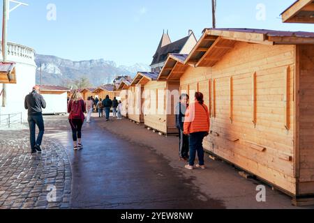 Annecy, Frankreich. November 2024. Illustrationen von Holzchalets/Cottages für den Weihnachtsmarkt am 1. November 2024 in Annecy. Foto: Alexis Jumeau/ABACAPRESS. COM Credit: Abaca Press/Alamy Live News Stockfoto