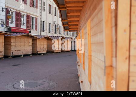 Annecy, Frankreich. November 2024. Illustrationen von Holzchalets/Cottages für den Weihnachtsmarkt am 1. November 2024 in Annecy. Foto: Alexis Jumeau/ABACAPRESS. COM Credit: Abaca Press/Alamy Live News Stockfoto