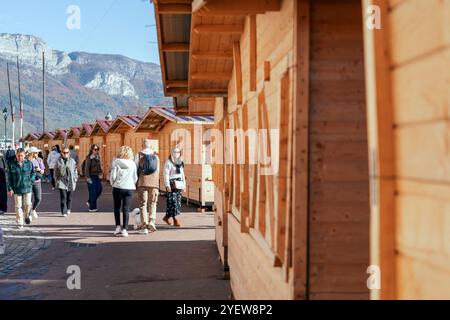 Annecy, Frankreich. November 2024. Illustrationen von Holzchalets/Cottages für den Weihnachtsmarkt am 1. November 2024 in Annecy. Foto: Alexis Jumeau/ABACAPRESS. COM Credit: Abaca Press/Alamy Live News Stockfoto