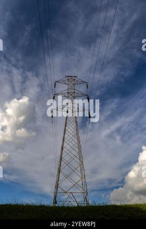 Hochspannungstürme vor blauem Himmel in Brasilien Stockfoto