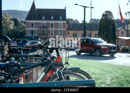 Annecy, Frankreich. November 2024. Abbildung eines Fahrrad-/Fahrradparks, in dem Menschen ihre Fahrräder sicher halten können, indem sie sie am 1. November 2024 in Annecy festbinden. Foto: Alexis Jumeau/ABACAPRESS. COM Credit: Abaca Press/Alamy Live News Stockfoto