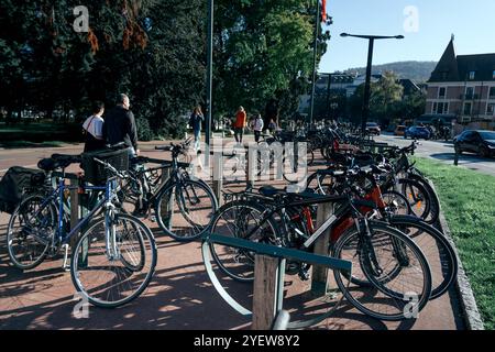 Annecy, Frankreich. November 2024. Abbildung eines Fahrrad-/Fahrradparks, in dem Menschen ihre Fahrräder sicher halten können, indem sie sie am 1. November 2024 in Annecy festbinden. Foto: Alexis Jumeau/ABACAPRESS. COM Credit: Abaca Press/Alamy Live News Stockfoto