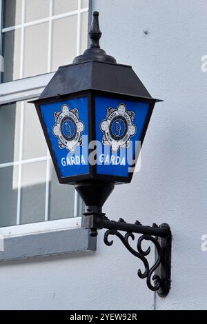 garda irische Polizei blaue Lampe vor der Polizeiwache Cong, County Mayo, republik irland Stockfoto