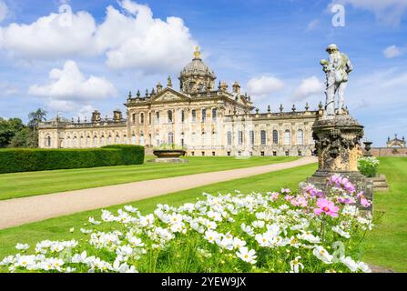 Castle Howard Yorkshire Blumenbeete und Statue in den Gärten - Castle Howard ist ein englisches Landhaus in North Yorkshire England Großbritannien GB Europa Stockfoto