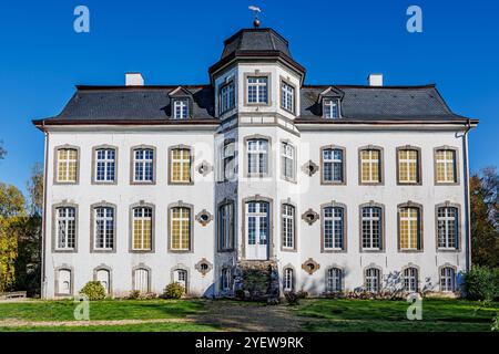 Schloss Zweibruggen im klassizistischen Stil, weiße Wände mit mehreren Fenstern, Giebeldach und Mittelturm mit sechseckiger Kuppel, ruinierte Haupttreppe, f Stockfoto