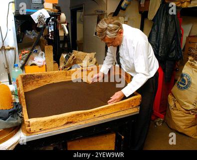 Der Tee- und Kaffeemischer Phil Parkes mischt den Tee in Snapes in der Queen Street, Wolverhampton, kurz bevor er im August 2002 geschlossen wurde Stockfoto