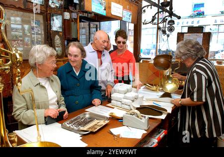 Anne Parkes serviert Kaffee und Tee in Snapes in der Queen Street, Wolverhampton, kurz bevor es im August 2002 geschlossen wurde Stockfoto