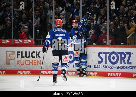 Jubel bei Daryl Boyle (Schwenninger Wild Wings #6) Schwenninger Wild Wings gegen Iserlohn Roosters, Eishockey, DEL, Spieltag 14, Saison 2024/2025, 01.11.2024 Foto: Eibner-Pressefoto/Sven Laegler Stockfoto