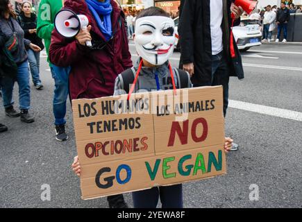 Madrid, Madrid, SPANIEN. November 2024. Hunderte von veganen Aktivisten protestieren zur Verteidigung von Tieren anlässlich des Welt-Veganen Tages (Foto: © Richard Zubelzu/ZUMA Press Wire) NUR REDAKTIONELLE VERWENDUNG! Nicht für kommerzielle ZWECKE! Quelle: ZUMA Press, Inc./Alamy Live News Stockfoto