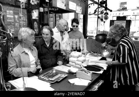 Anne Parkes serviert Kaffee und Tee in Snapes in der Queen Street, Wolverhampton, kurz bevor es im August 2002 geschlossen wurde Stockfoto