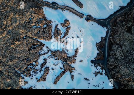 Blick aus der Vogelperspektive auf die farbenfrohe Natur Islands. Die Blue Lagoon liegt in der Nähe der Stadt Grindavik im Südwesten Islands Stockfoto