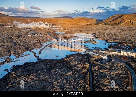 Blick aus der Vogelperspektive auf die farbenfrohe Natur Islands. Die Blue Lagoon liegt in der Nähe der Stadt Grindavik im Südwesten Islands Stockfoto