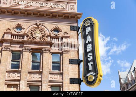 Das Pabst Theater ist eine Musikhalle, die 1895 in der Innenstadt von Milwaukee erbaut wurde und auch als „The Pabst“ bekannt ist. Stockfoto