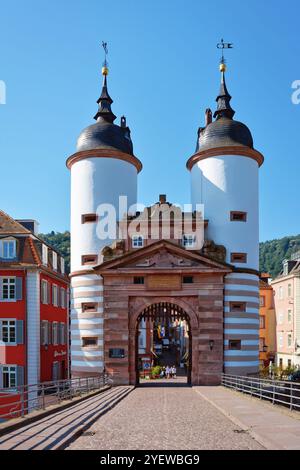 Deutschland, Heidelberg - 28. Juni 2024: Tor zur Karl-Theodor-Brücke, auch Alte Brücke genannt Stockfoto