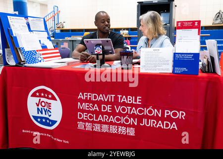 New York City, Usa. November 2024. Ein "eidesstattlicher Tisch" an einem Wahllokal während der frühen Abstimmung an der West Side High School in New York City. Quelle: SOPA Images Limited/Alamy Live News Stockfoto