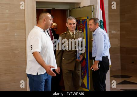 Ain El Tine, Libanon. November 2024. Generalmajor Aroldo Lazaro Saenz, Missions- und Einsatzkommandeur der UNIFIL (Interimstruppe der Vereinten Nationen in Libanon), traf am 1. November 2024 mit dem Präsidenten des libanesischen Parlaments, Nabih Berri, in Ai el-Tiné, Libanon, zusammen. Foto: Marc Fayad/ABACAPRESS. COM Credit: Abaca Press/Alamy Live News Stockfoto