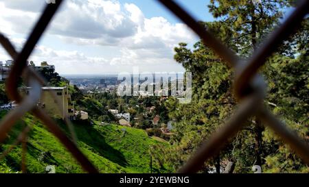 Los Angeles, Kalifornien, USA - 28.03.2018: Ein Blick auf die Stadtlandschaft von Los Angeles durch ein Zaunloch. Stockfoto