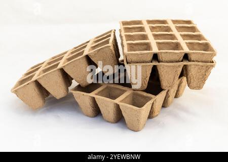 Stapel von biologisch abbaubaren Saatguteinlagen für den Gartenbau Stockfoto