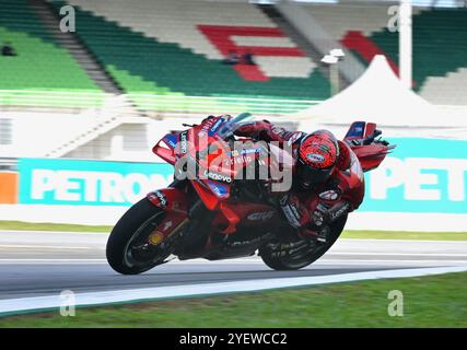 kuala lumpur, Malaysia. November 2024. Francesco Bagnaia aus Italien und Ducati Lenovo haben Ende Freitag beim Großen Preis von Malaysia die Kontrolle übernommen, als er die Zeitpläne vor Jorge Martin in kuala lumpur, Malaysia, führte. Quelle: Ranjith Kumar/Alamy Live News. Stockfoto