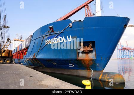 Beirut, Libanon. November 2024. Ein von neun türkischen NRO unter der Leitung der Vereinigung „Sadakataşı“ organisiertes Schiff aus der Türkei kommt am 1. November 2024 im Hafen von Beirut im Libanon an. Das Schiff befördert rund 1.000 Tonnen humanitäre Hilfe, aufgeteilt in 125 Container und 683 Paletten, was 150 LKW entspricht. Foto: Marc Fayad/ABACAPRESS. COM Credit: Abaca Press/Alamy Live News Stockfoto