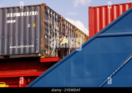 Beirut, Libanon. November 2024. Ein von neun türkischen NRO unter der Leitung der Vereinigung „Sadakataşı“ organisiertes Schiff aus der Türkei kommt am 1. November 2024 im Hafen von Beirut im Libanon an. Das Schiff befördert rund 1.000 Tonnen humanitäre Hilfe, aufgeteilt in 125 Container und 683 Paletten, was 150 LKW entspricht. Foto: Marc Fayad/ABACAPRESS. COM Credit: Abaca Press/Alamy Live News Stockfoto