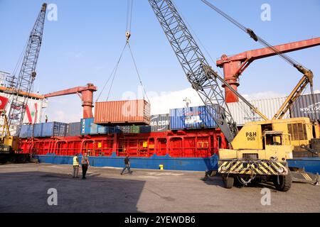 Beirut, Libanon. November 2024. Ein von neun türkischen NRO unter der Leitung der Vereinigung „Sadakataşı“ organisiertes Schiff aus der Türkei kommt am 1. November 2024 im Hafen von Beirut im Libanon an. Das Schiff befördert rund 1.000 Tonnen humanitäre Hilfe, aufgeteilt in 125 Container und 683 Paletten, was 150 LKW entspricht. Foto: Marc Fayad/ABACAPRESS. COM Credit: Abaca Press/Alamy Live News Stockfoto