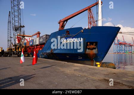 Beirut, Libanon. November 2024. Ein von neun türkischen NRO unter der Leitung der Vereinigung „Sadakataşı“ organisiertes Schiff aus der Türkei kommt am 1. November 2024 im Hafen von Beirut im Libanon an. Das Schiff befördert rund 1.000 Tonnen humanitäre Hilfe, aufgeteilt in 125 Container und 683 Paletten, was 150 LKW entspricht. Foto: Marc Fayad/ABACAPRESS. COM Credit: Abaca Press/Alamy Live News Stockfoto