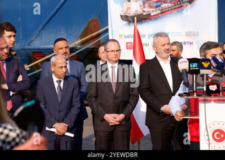 Beirut, Libanon. November 2024. Ein von neun türkischen NRO unter der Leitung der Vereinigung „Sadakataşı“ organisiertes Schiff aus der Türkei kommt am 1. November 2024 im Hafen von Beirut im Libanon an. Das Schiff befördert rund 1.000 Tonnen humanitäre Hilfe, aufgeteilt in 125 Container und 683 Paletten, was 150 LKW entspricht. Foto: Marc Fayad/ABACAPRESS. COM Credit: Abaca Press/Alamy Live News Stockfoto